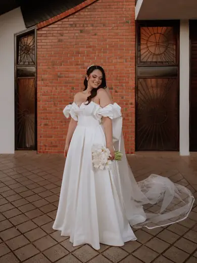 Noiva usando vestido Villa de las Novias