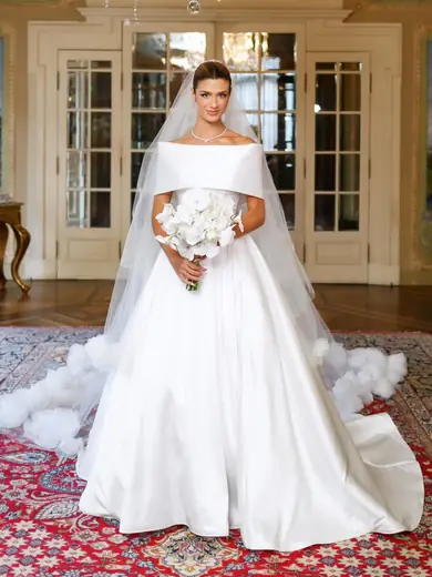 Noiva usando vestido Villa de las Novias