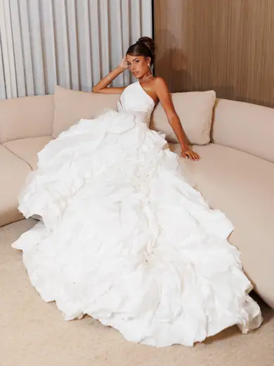 Noiva usando vestido Villa de las Novias