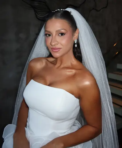 Noiva usando vestido Villa de las Novias
