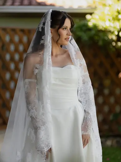 Noiva usando vestido Villa de las Novias