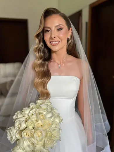 Noiva usando vestido Villa de las Novias