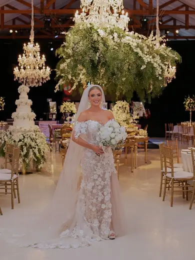 Noiva usando vestido Villa de las Novias